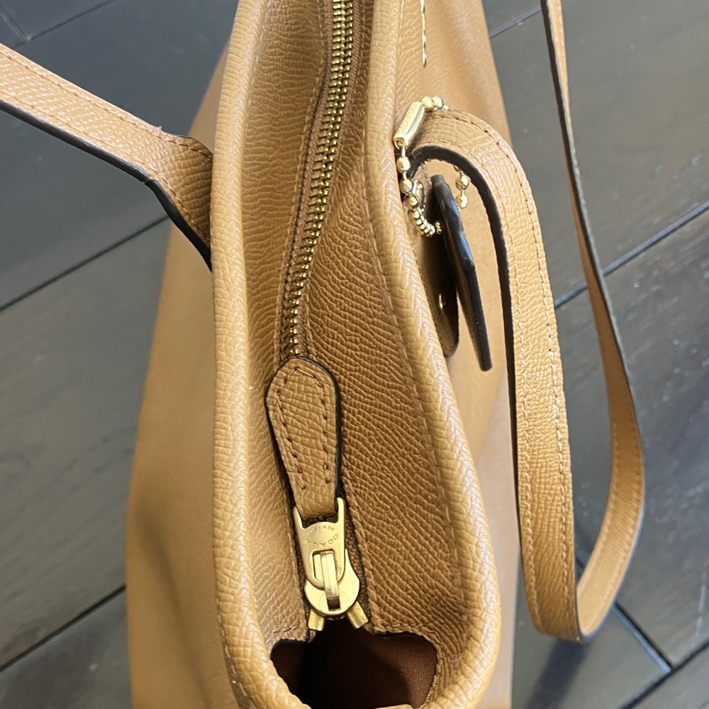 COACH City Zip Tote in Tan Leather With Matching Slim Envelope Wallet EUC - Picture 3 of 13